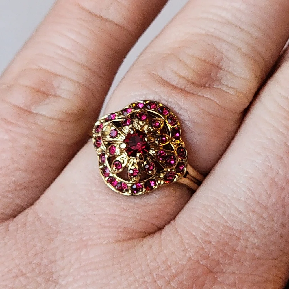 Beautiful Vintage Ring Simulated Ruby Gemstone Cluster Gold Tone Size 8 Flawed